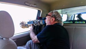 Take_photo_on_car